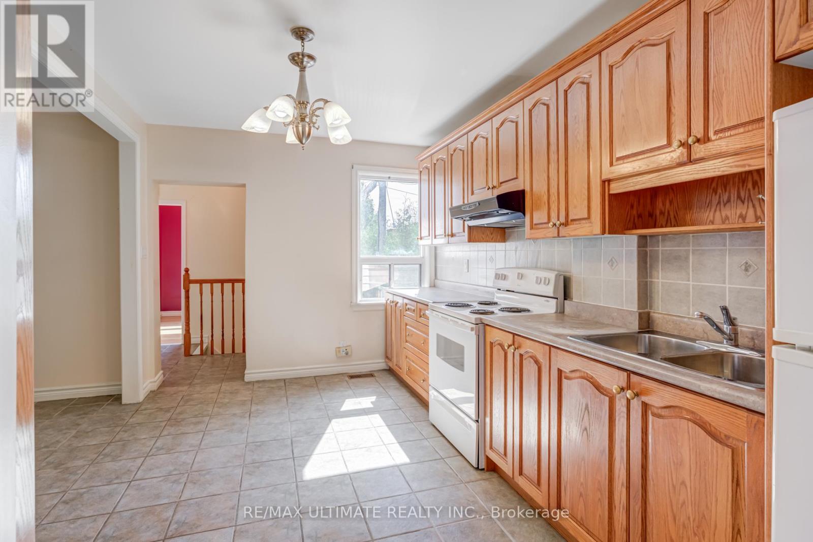 75 Amherst Avenue, Toronto (Oakwood Village), Ontario  M6E 1Z5 - Photo 5 - C12447739