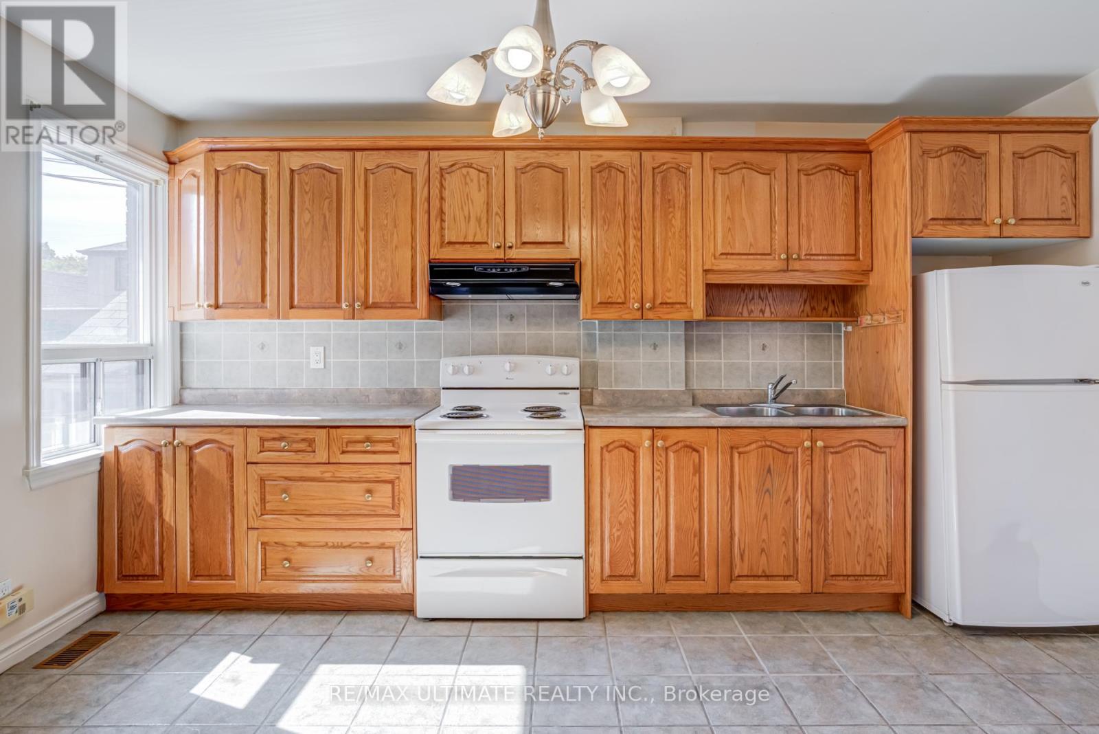 75 Amherst Avenue, Toronto (Oakwood Village), Ontario  M6E 1Z5 - Photo 7 - C12447739
