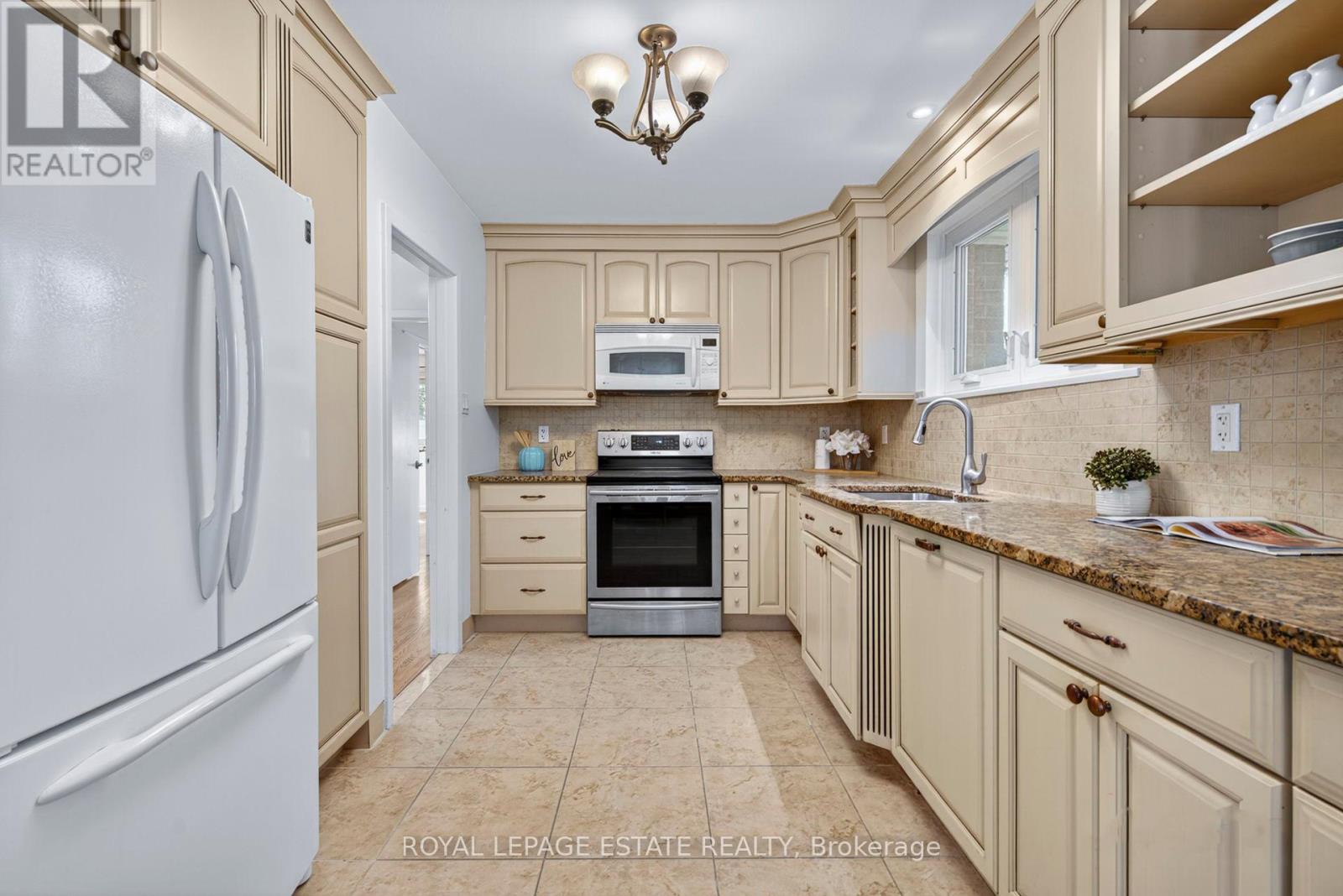 166 Kenvale Court, Richmond Hill, Ontario  L4C 4S9 - Photo 12 - N12447730