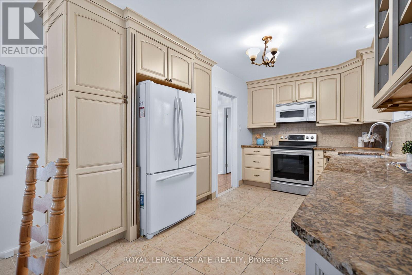 166 Kenvale Court, Richmond Hill, Ontario  L4C 4S9 - Photo 14 - N12447730