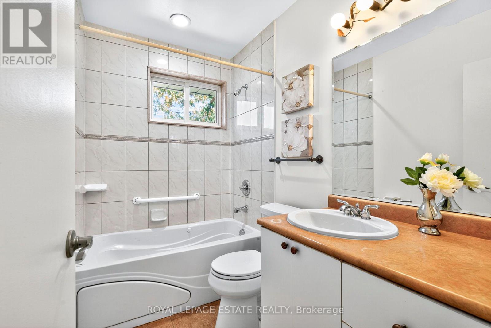 166 Kenvale Court, Richmond Hill, Ontario  L4C 4S9 - Photo 18 - N12447730