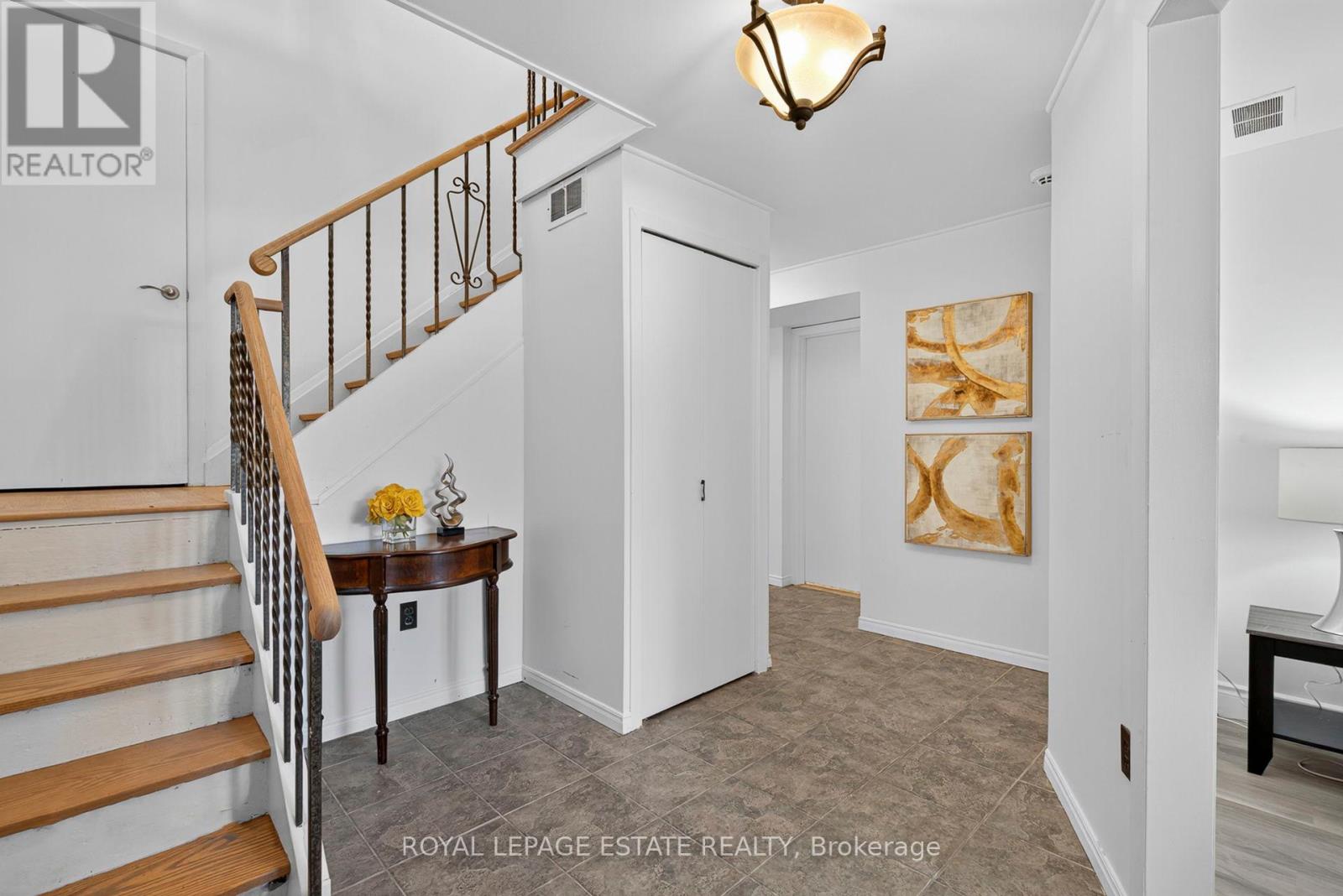 166 Kenvale Court, Richmond Hill, Ontario  L4C 4S9 - Photo 5 - N12447730