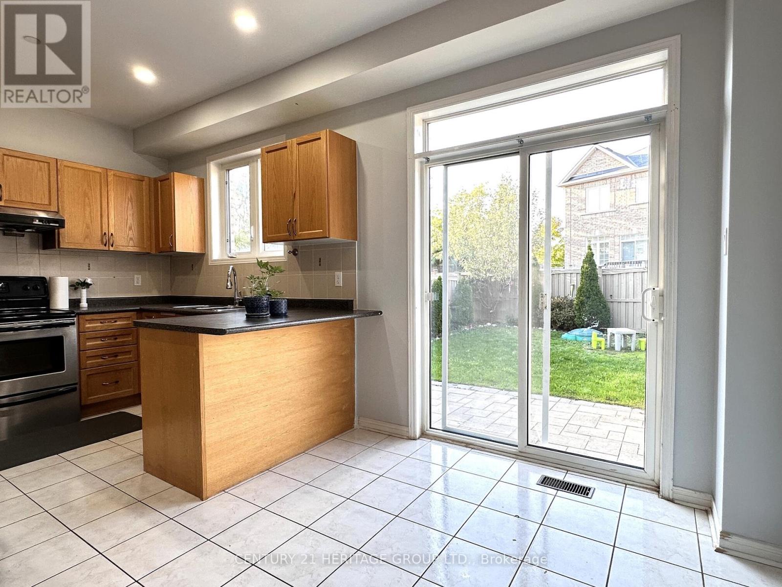 28 Voysey Way, Markham, Ontario  L3S 0B4 - Photo 10 - N12447732
