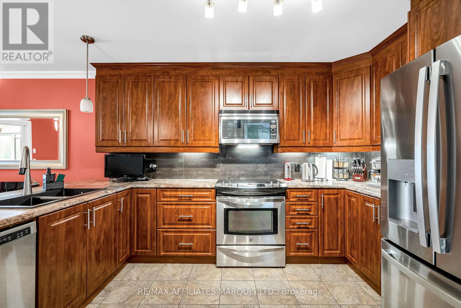 306 Ellen Avenue, Cornwall, Ontario  K6J 0A2 - Photo 9 - X12447887