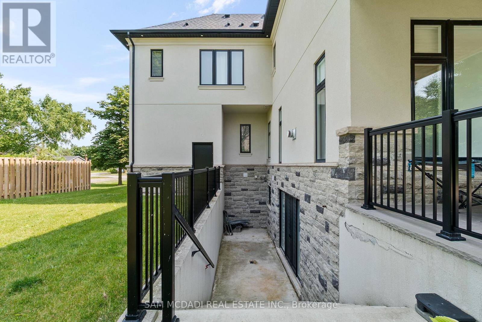 2554 Liruma Road, Mississauga (Sheridan), Ontario  L5K 1Y6 - Photo 45 - W12447733