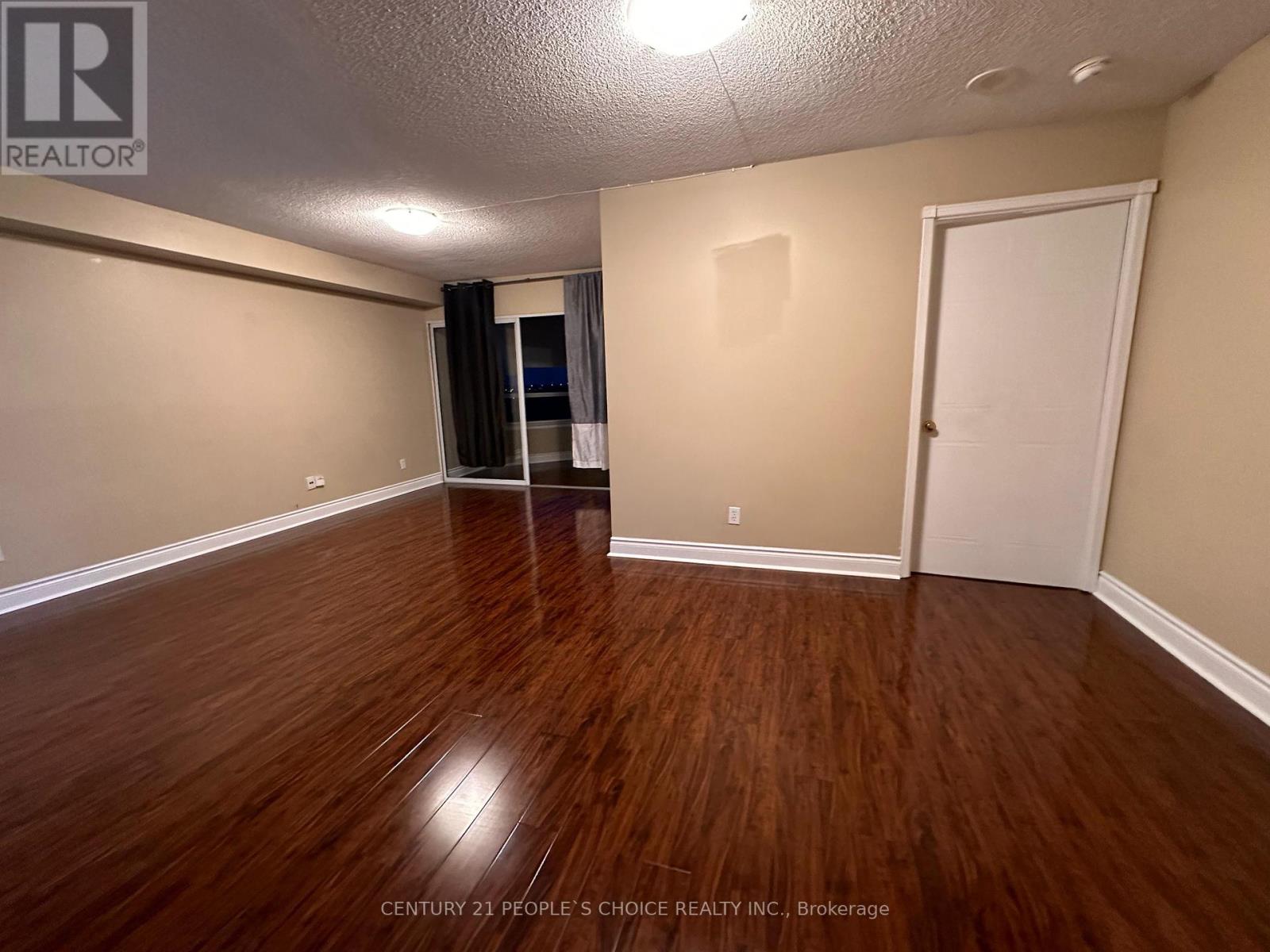 710 - 135 Hillcrest Avenue, Mississauga, Ontario  L5B 4B1 - Photo 2 - W12447772