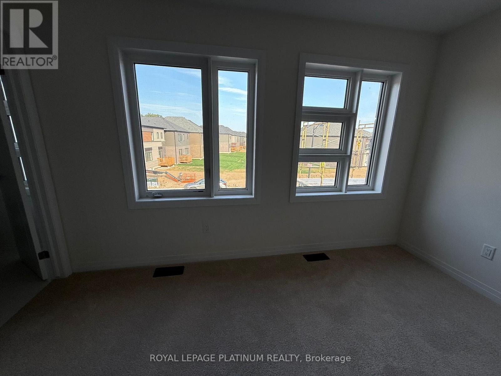 43 Mckernan Avenue, Brantford, Ontario  N3V 0C2 - Photo 4 - X12447726