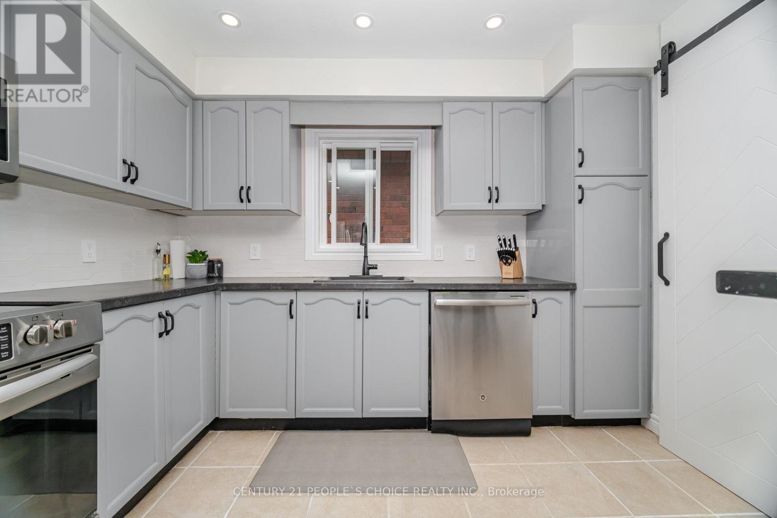 55 Vineberg Drive, Hamilton (Chappel), Ontario  L9B 2P6 - Photo 15 - X12447793