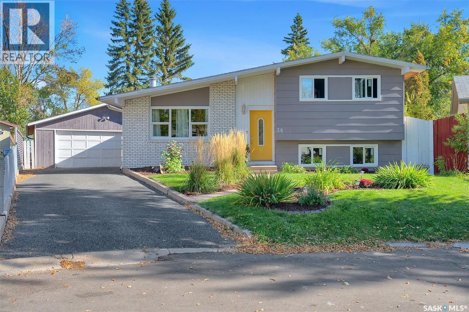 38 Anticknap Bay, Regina, Saskatchewan  S4N 4G6 - Photo 2 - SK020224