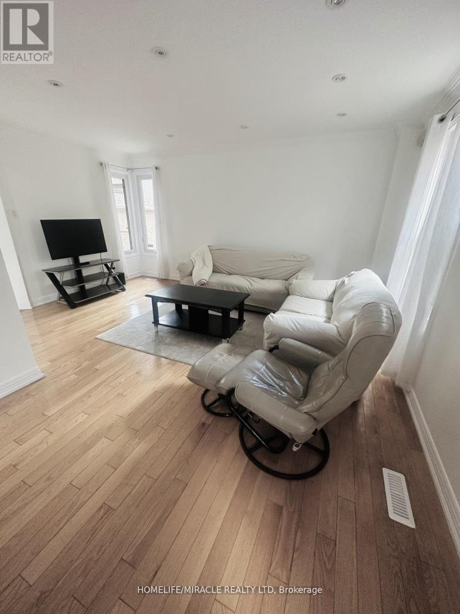 9 Maresfield Drive N, Toronto, Ontario  M1V 2W9 - Photo 3 - E12447800