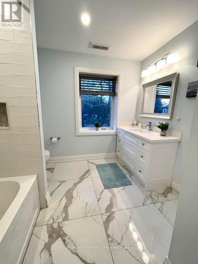 2 Leagrove Crescent, Toronto, Ontario  M1L 3S6 - Photo 16 - E12447877