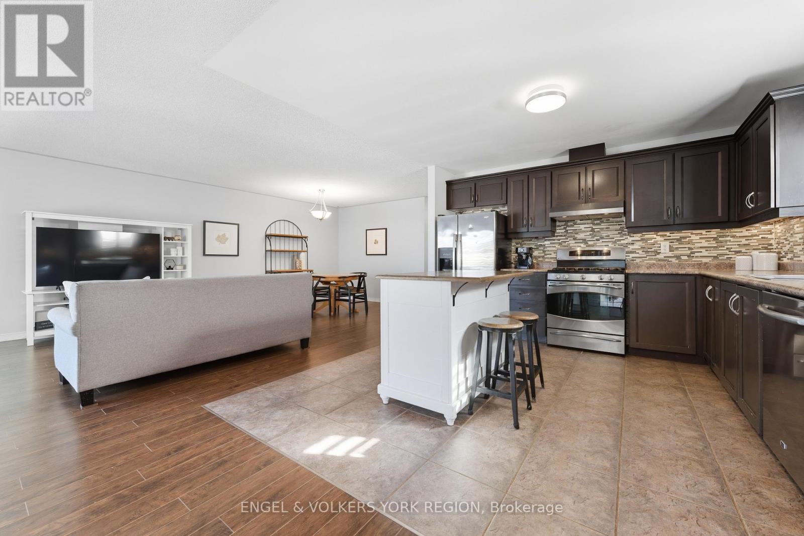 23 Weir Street, Bradford West Gwillimbury (Bradford), Ontario  L3Z 0K6 - Photo 8 - N12447863