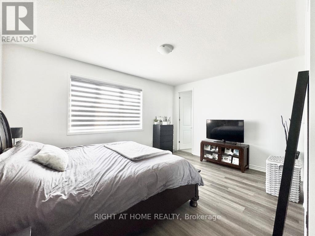 Upper - 61 Suzuki Street, Barrie, Ontario  L9J 0Y7 - Photo 10 - S12447890