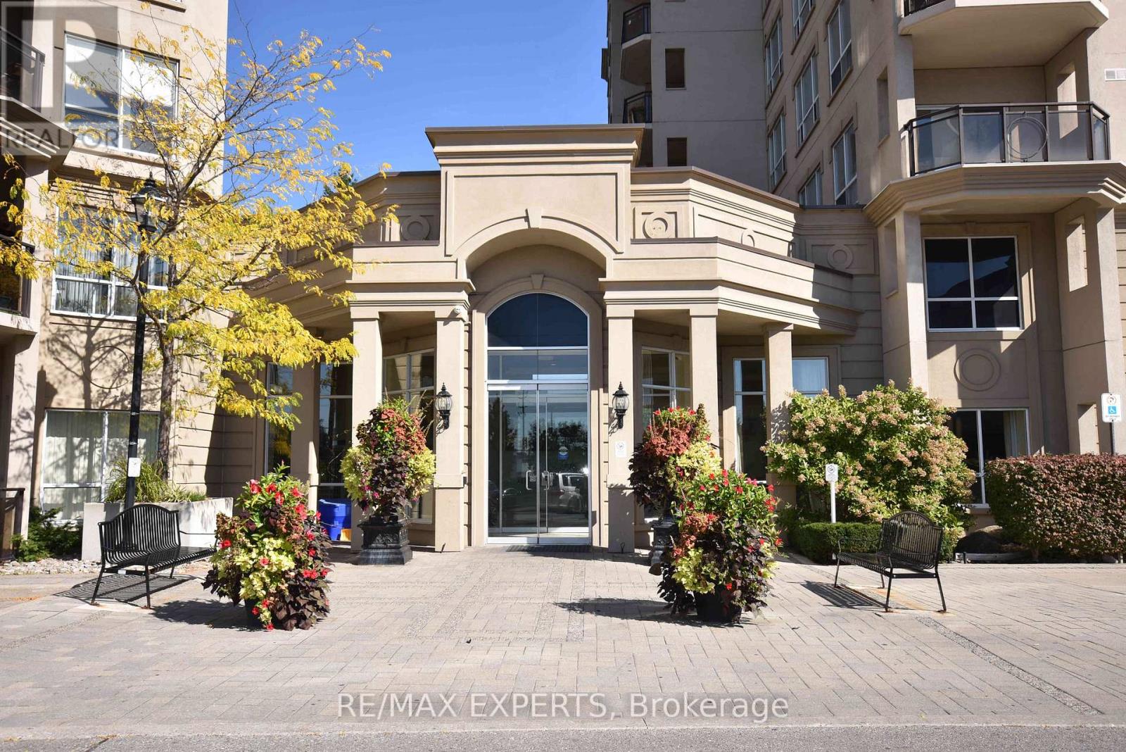 416 - 2 Maison Parc Court, Vaughan, Ontario  L4J 9K4 - Photo 2 - N12447737