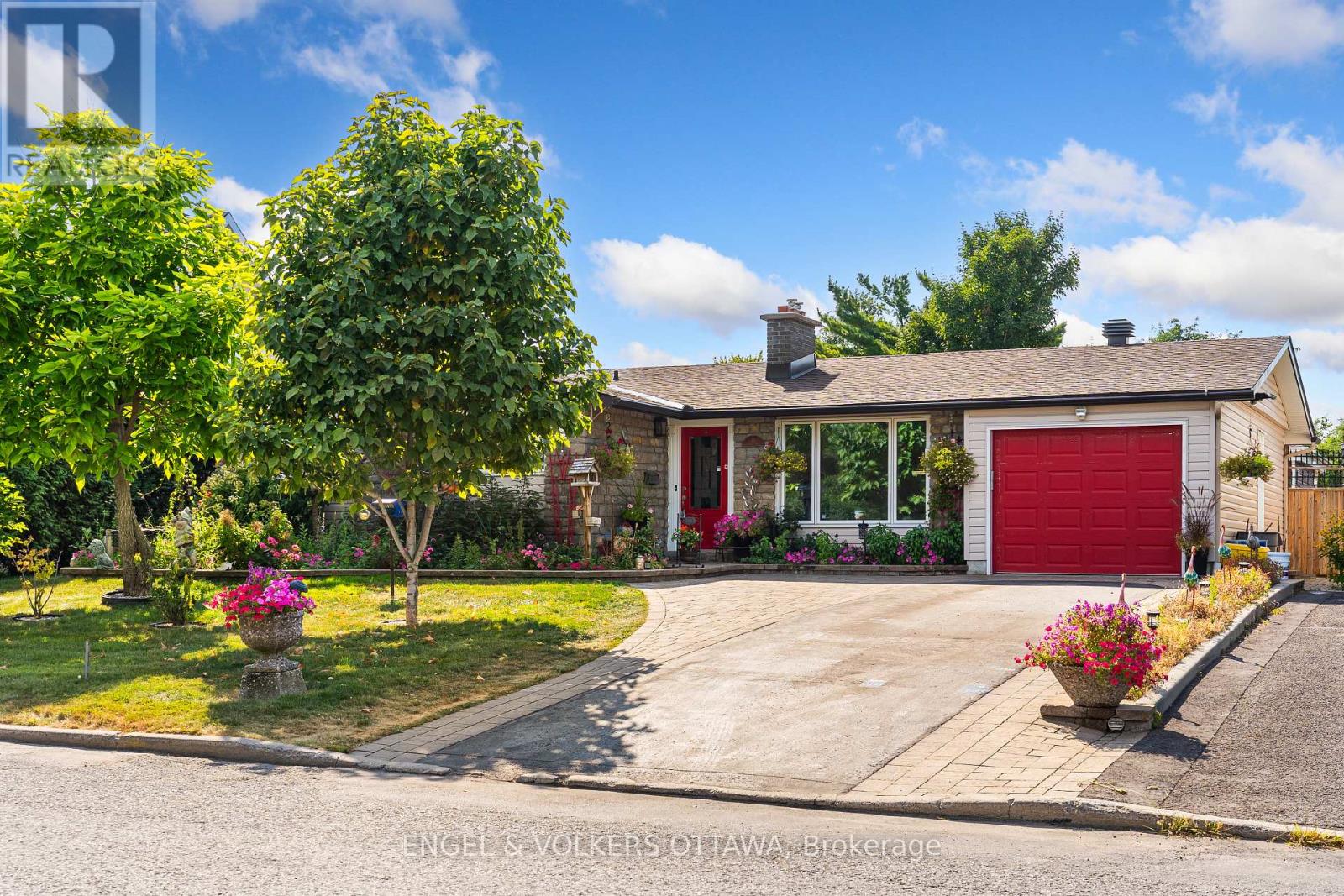 16 Benson Street, Ottawa, Ontario  K2E 5J5 - Photo 3 - X12447912