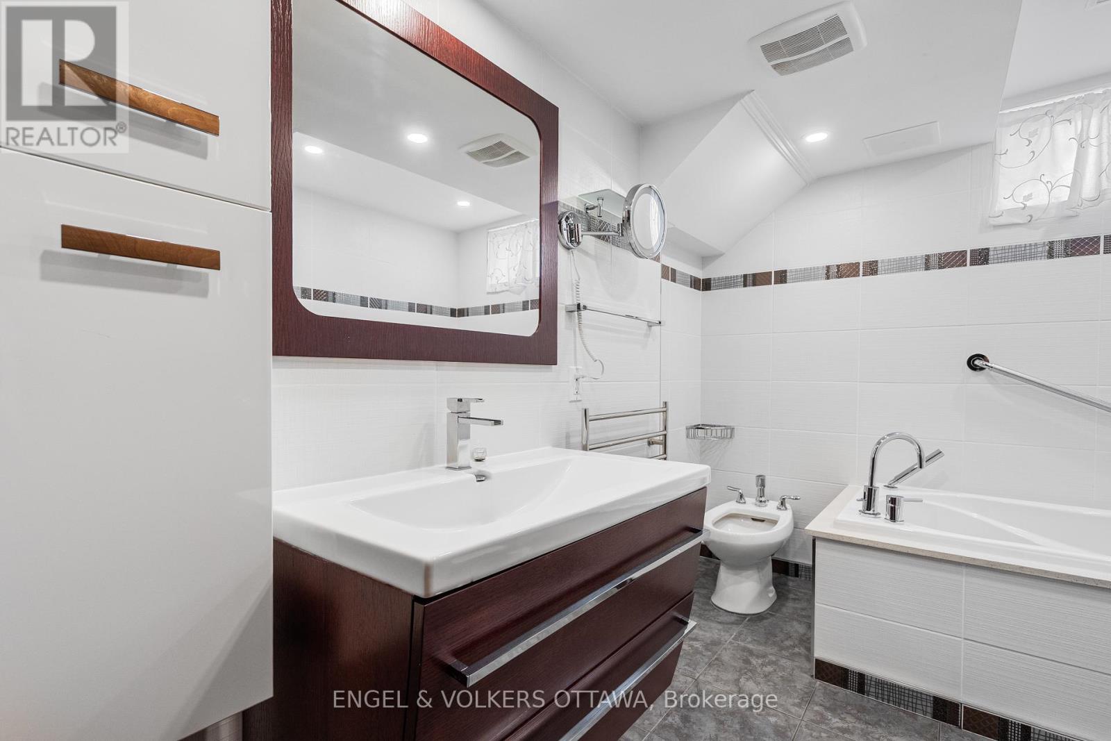16 Benson Street, Ottawa, Ontario  K2E 5J5 - Photo 36 - X12447912
