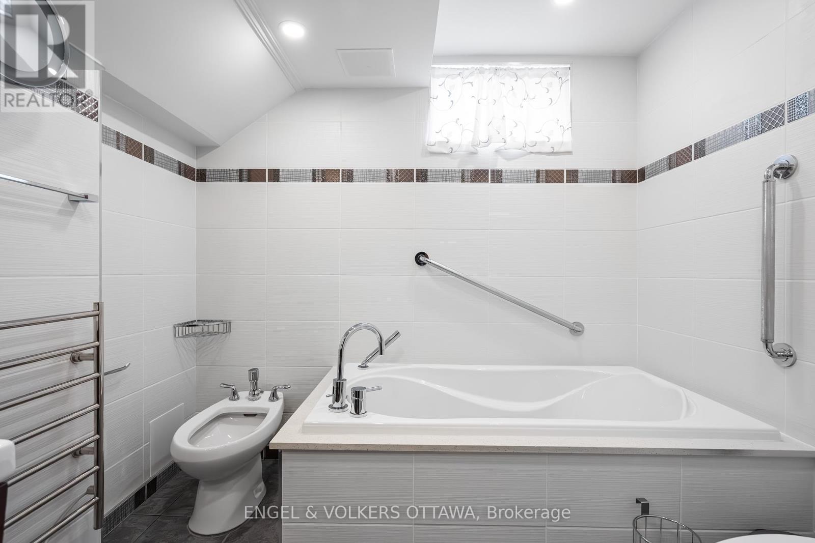 16 Benson Street, Ottawa, Ontario  K2E 5J5 - Photo 37 - X12447912