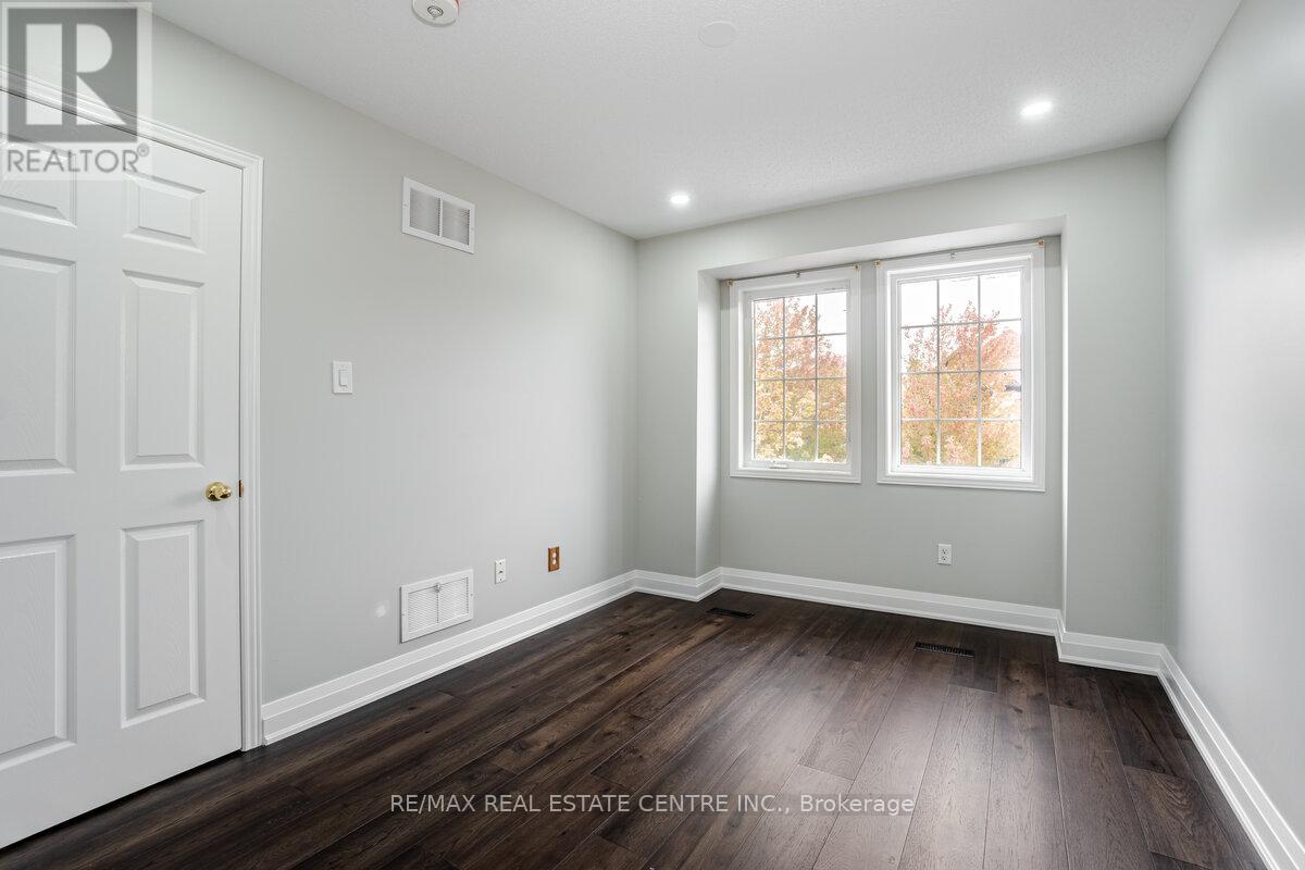 236 Giddings Crescent, Milton, Ontario  L9T 7A7 - Photo 10 - W12447796