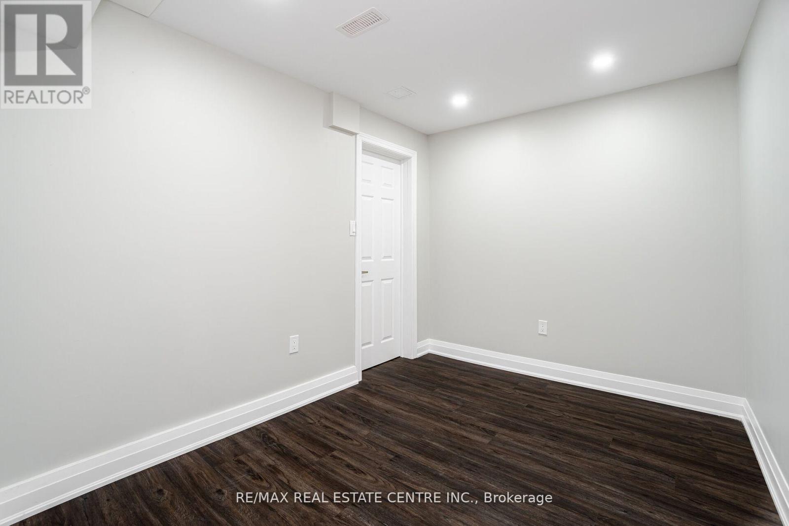 236 Giddings Crescent, Milton, Ontario  L9T 7A7 - Photo 4 - W12447796