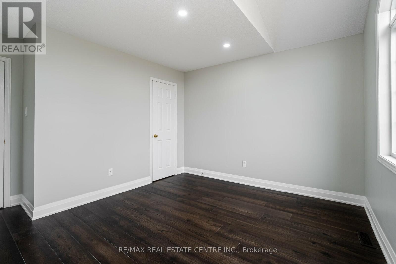 236 Giddings Crescent, Milton, Ontario  L9T 7A7 - Photo 8 - W12447796