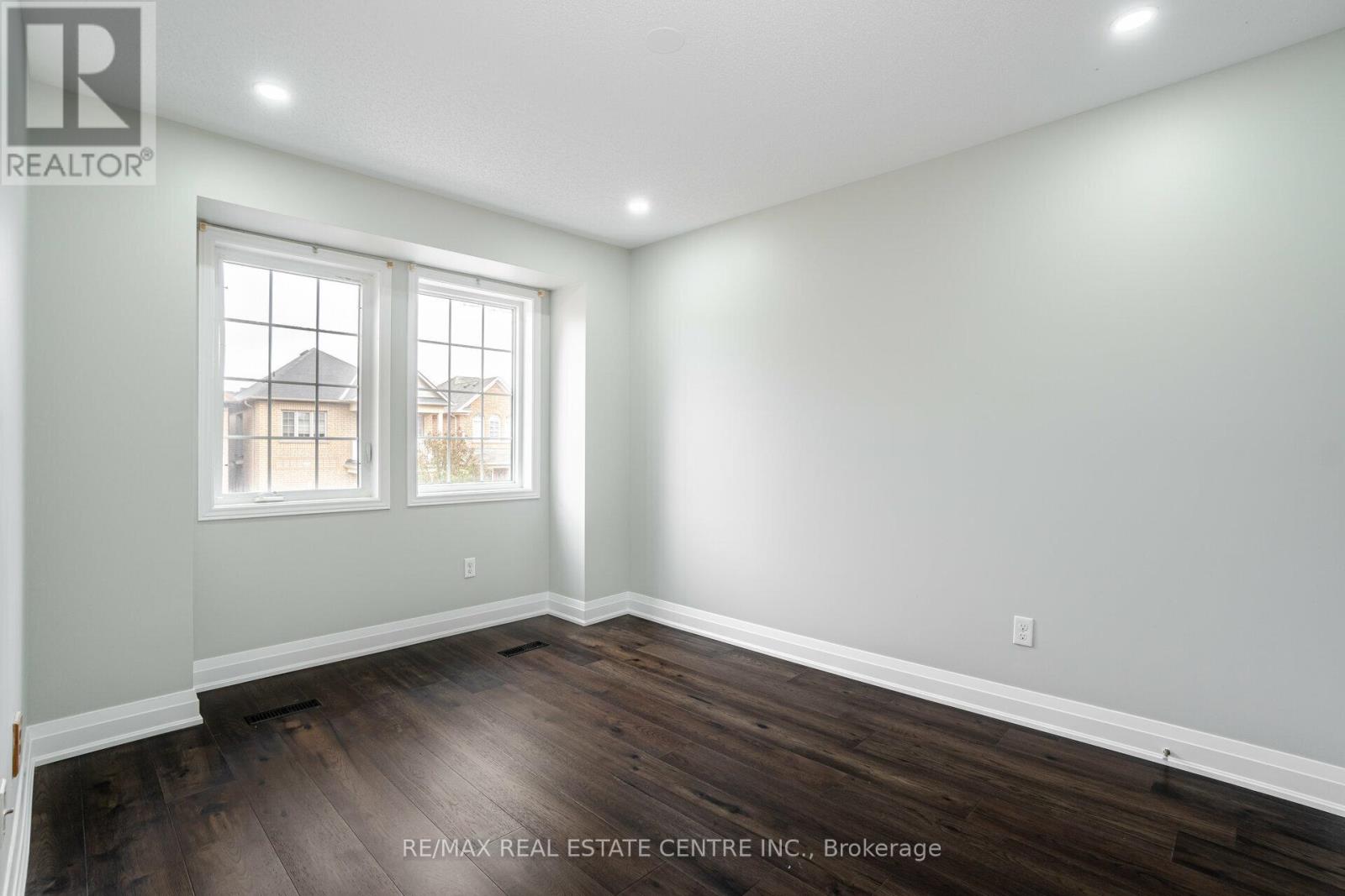 236 Giddings Crescent, Milton, Ontario  L9T 7A7 - Photo 9 - W12447796
