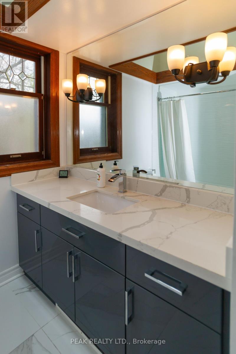 136 Humbercrest Boulevard, Toronto (Runnymede-Bloor West Village), Ontario  M6S 4L3 - Photo 15 - W12447809
