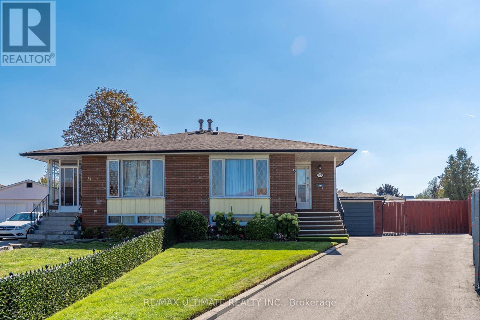 33 Forsythia Road, Brampton (Southgate), Ontario  L6T 2G2 - Photo 2 - W12447868