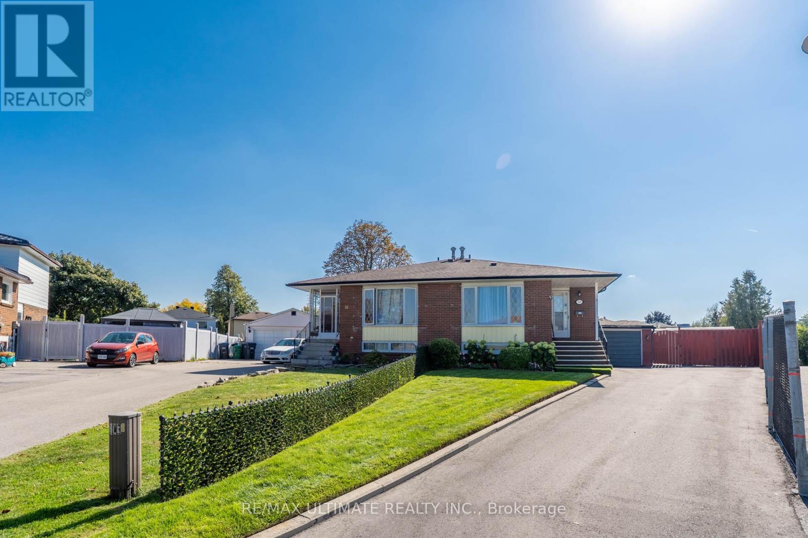 33 Forsythia Road, Brampton (Southgate), Ontario  L6T 2G2 - Photo 3 - W12447868