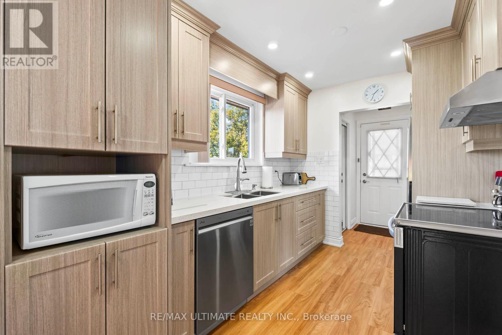 33 Forsythia Road, Brampton (Southgate), Ontario  L6T 2G2 - Photo 4 - W12447868