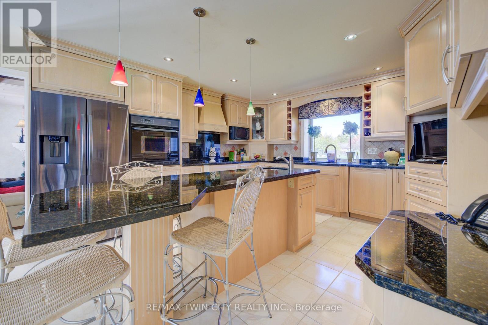 592 Manorwood Court, Waterloo, Ontario  N2K 3L7 - Photo 10 - X12447795