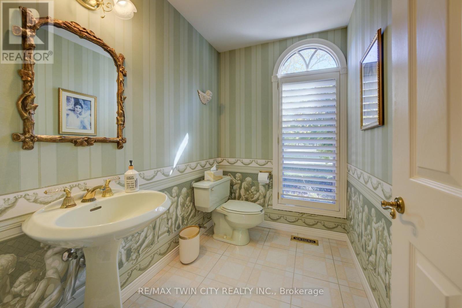 592 Manorwood Court, Waterloo, Ontario  N2K 3L7 - Photo 16 - X12447795
