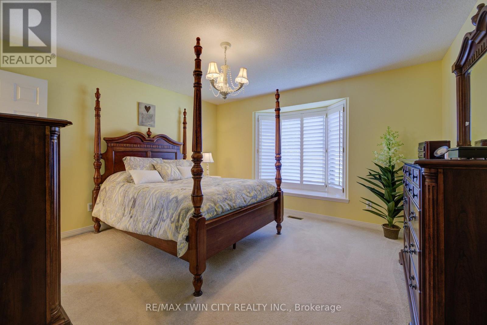 592 Manorwood Court, Waterloo, Ontario  N2K 3L7 - Photo 20 - X12447795