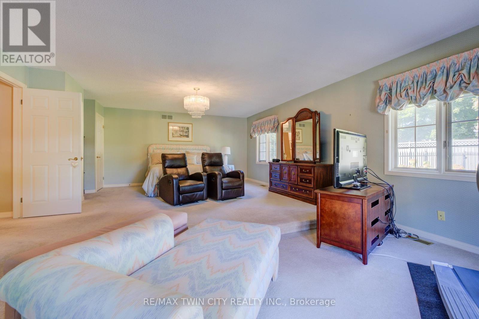 592 Manorwood Court, Waterloo, Ontario  N2K 3L7 - Photo 22 - X12447795