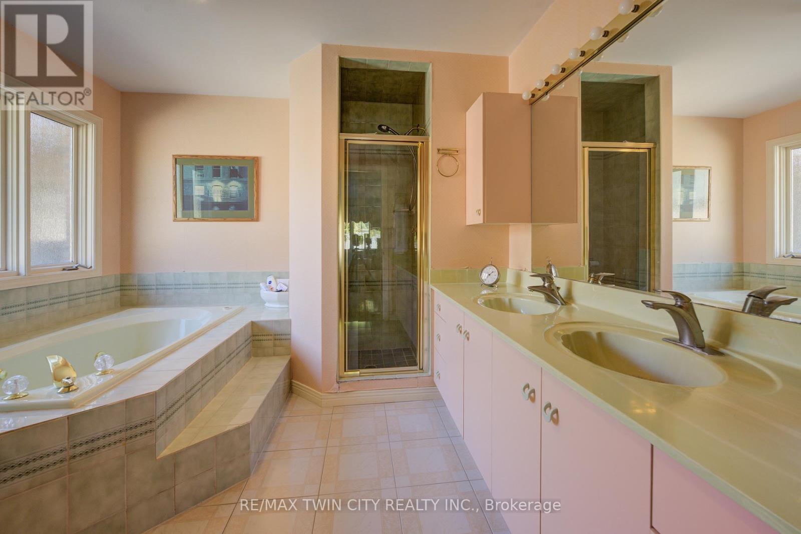 592 Manorwood Court, Waterloo, Ontario  N2K 3L7 - Photo 24 - X12447795