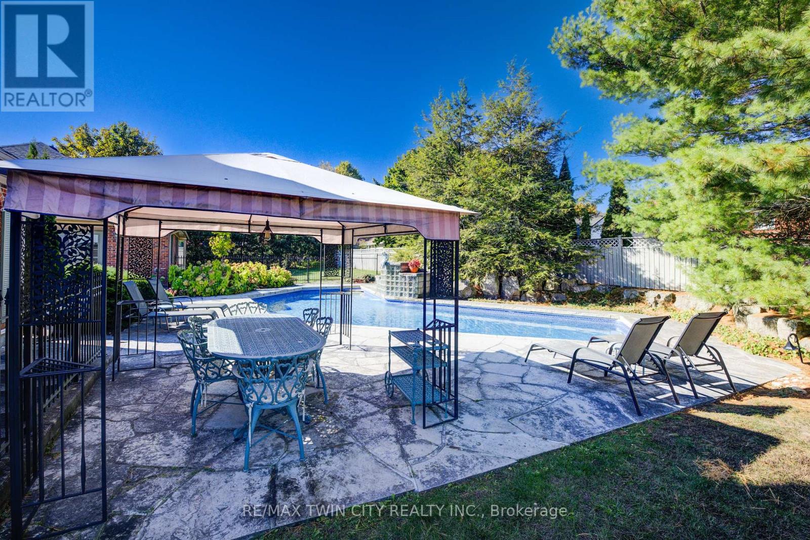 592 Manorwood Court, Waterloo, Ontario  N2K 3L7 - Photo 26 - X12447795