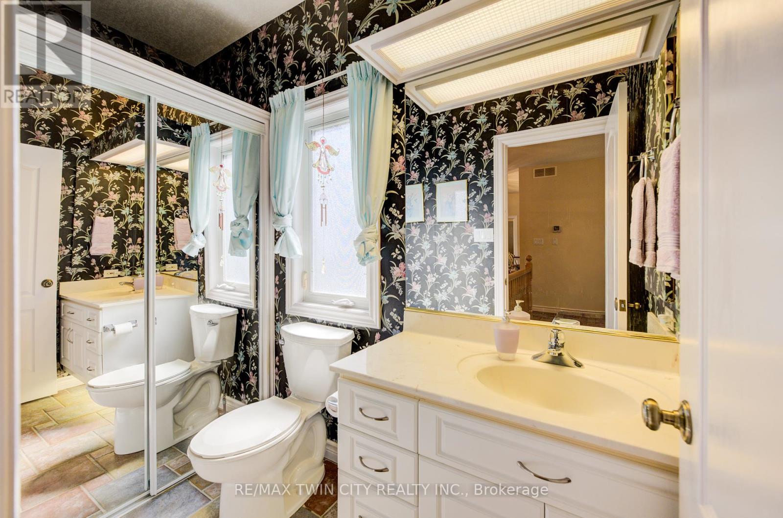 430 Caryndale Drive, Kitchener, Ontario  N2R 1M8 - Photo 16 - X12447869