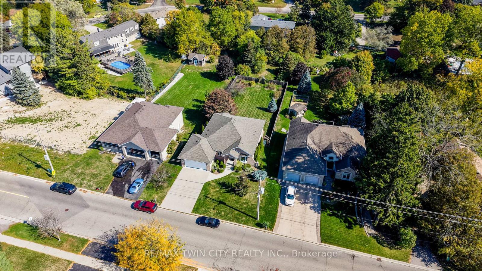430 Caryndale Drive, Kitchener, Ontario  N2R 1M8 - Photo 2 - X12447869