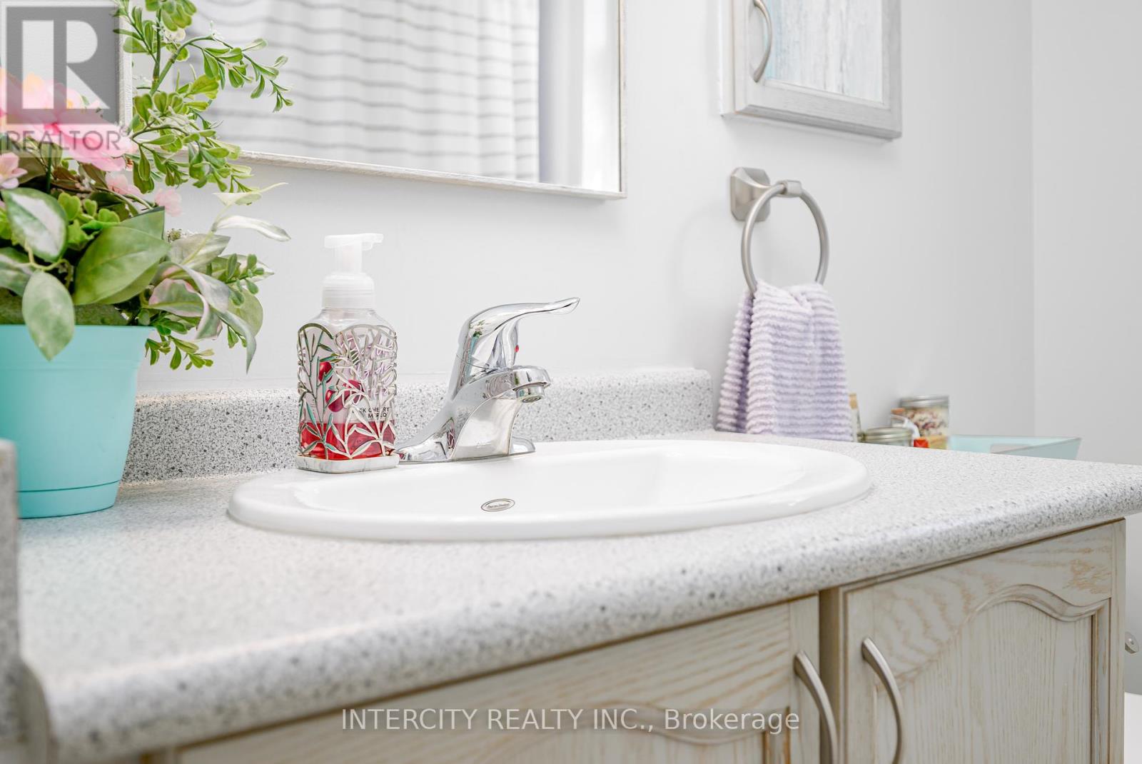 48 Champlain Boulevard, Kawartha Lakes (Lindsay), Ontario  K9V 0J1 - Photo 43 - X12447873