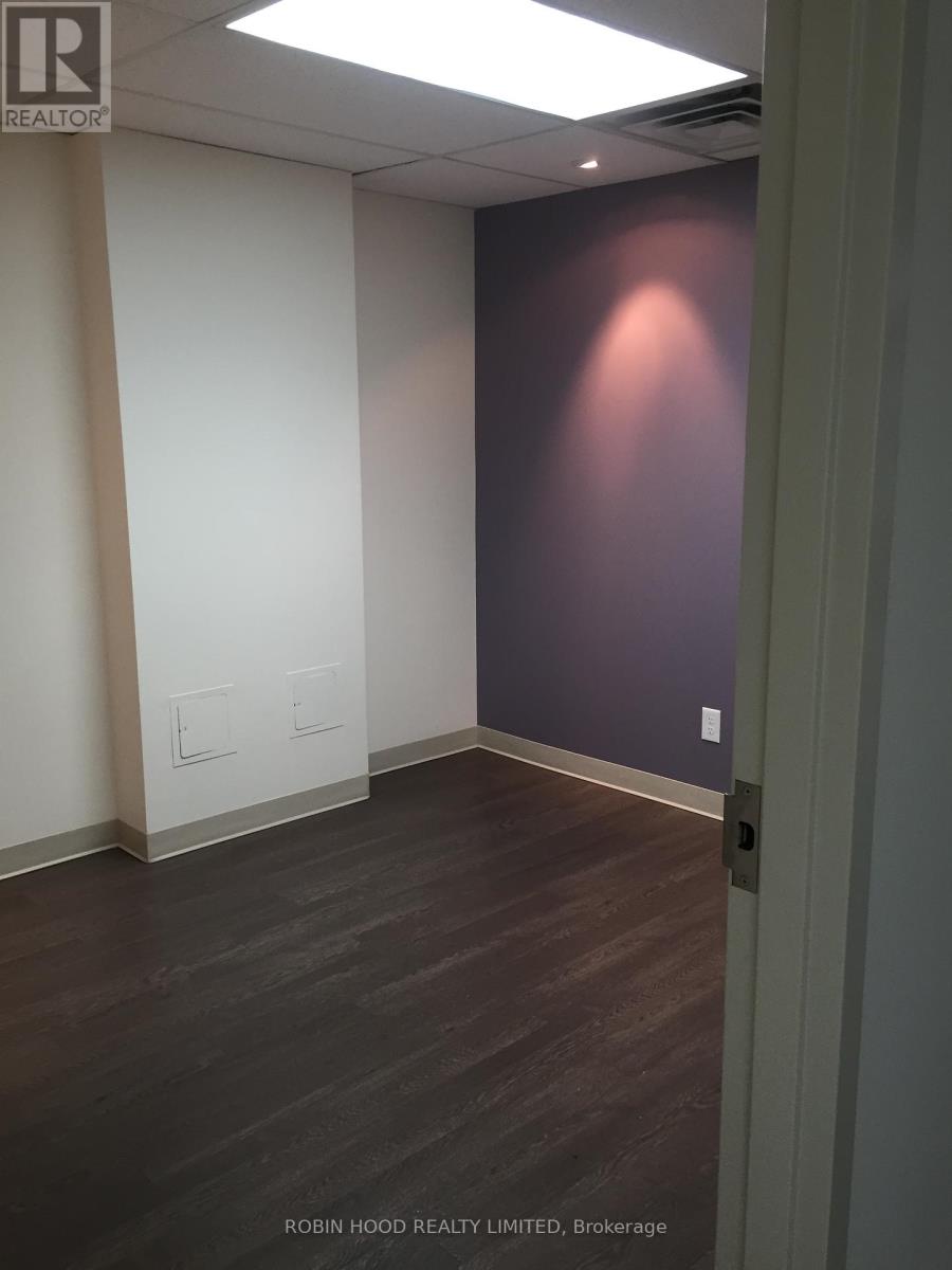 B3 - 2212 Gladwin Crescent, Ottawa, Ontario  K1B 5N1 - Photo 3 - X12447884