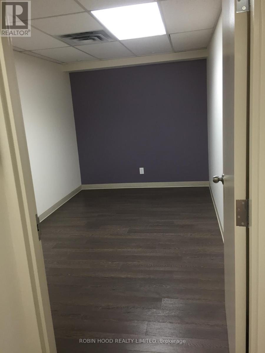 B3 - 2212 Gladwin Crescent, Ottawa, Ontario  K1B 5N1 - Photo 4 - X12447884