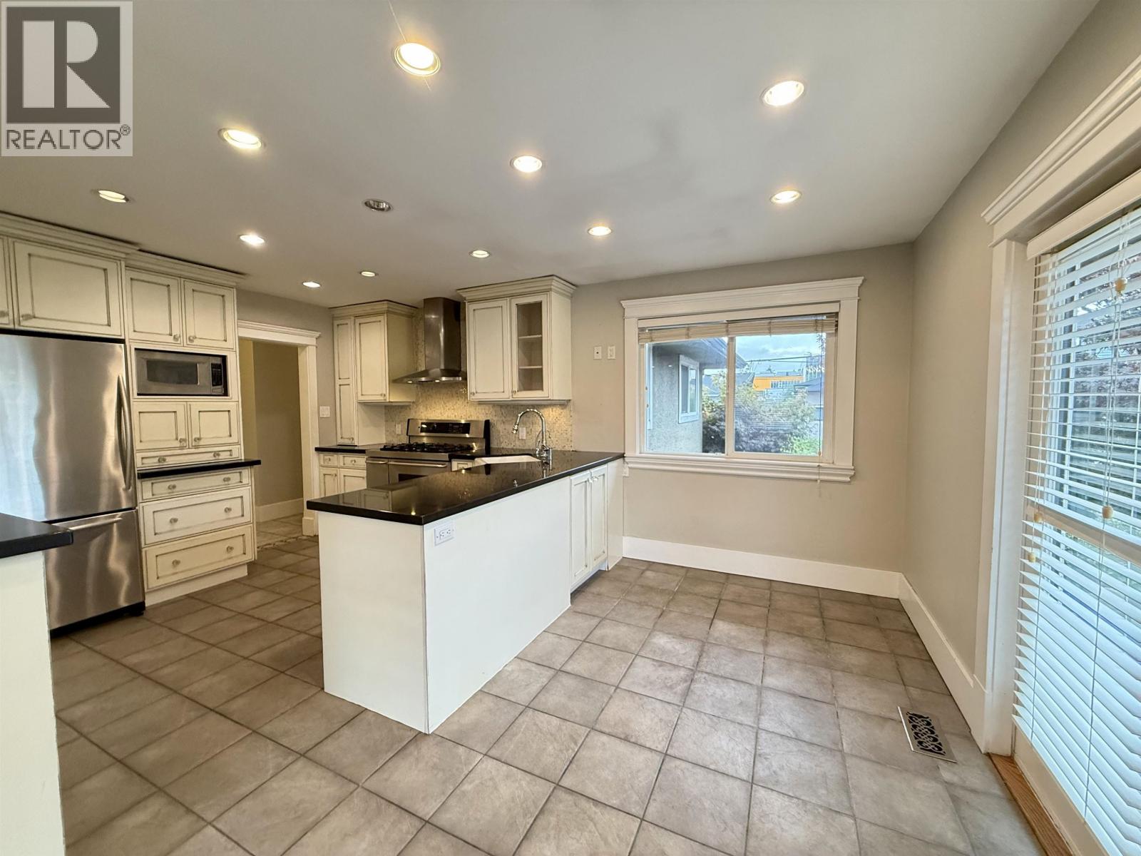 6525 Carnegie Street, Burnaby, British Columbia  V5B 1Y2 - Photo 5 - R3054329