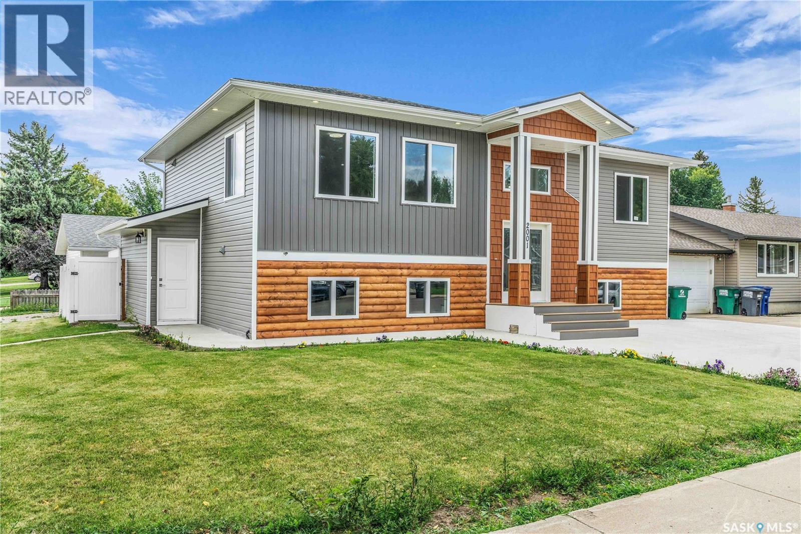 2001 37th Street W, Saskatoon, Saskatchewan  S7L 4E5 - Photo 2 - SK016468