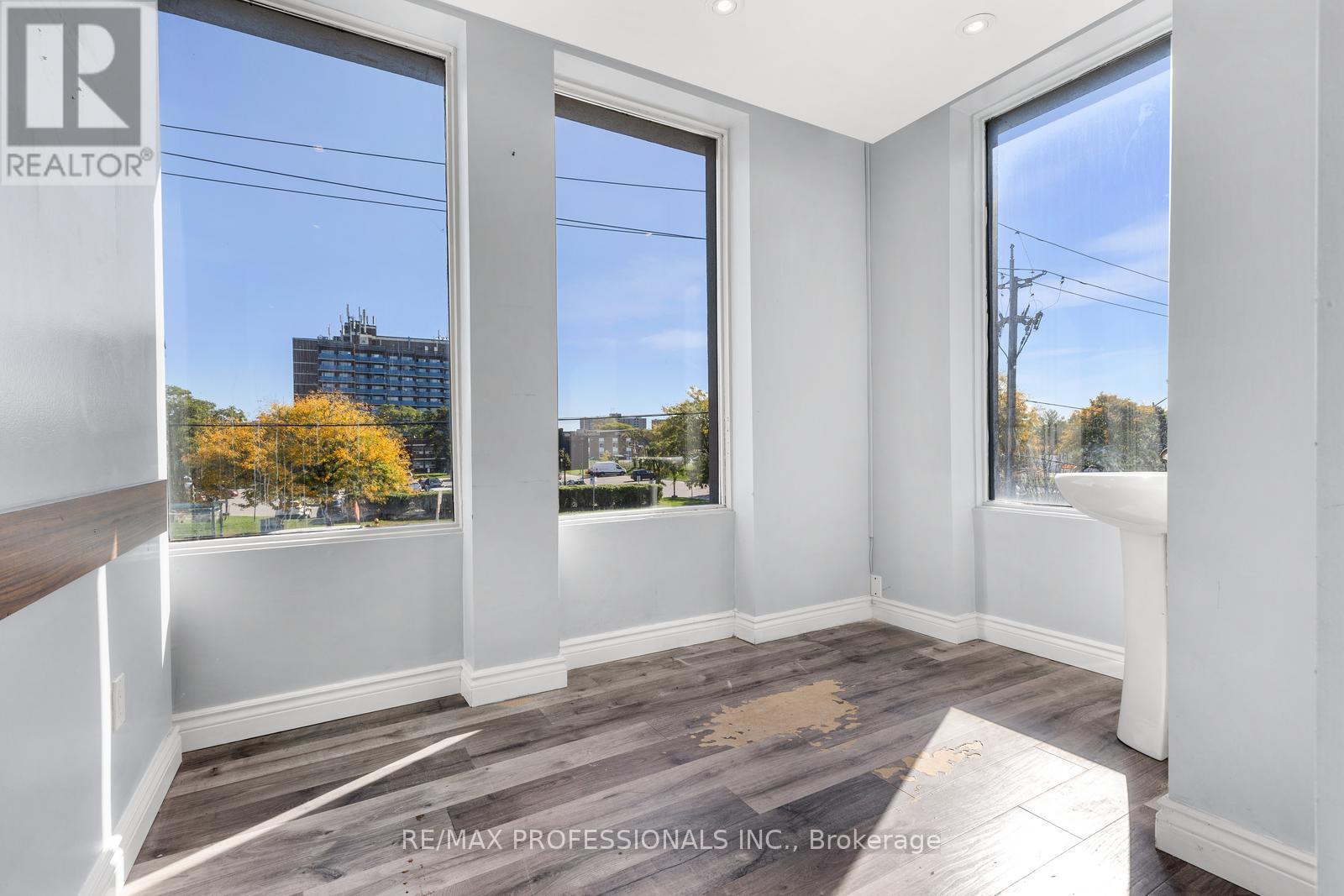 201 - 4640 Jane Street, Toronto, Ontario  M3N 2K5 - Photo 9 - W12442824