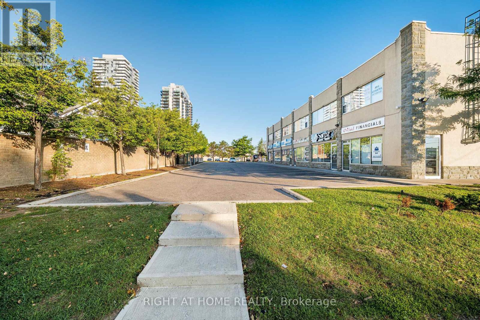 104 - 49 Hillcrest Avenue, Brampton, Ontario  L6W 4V4 - Photo 3 - W12447913