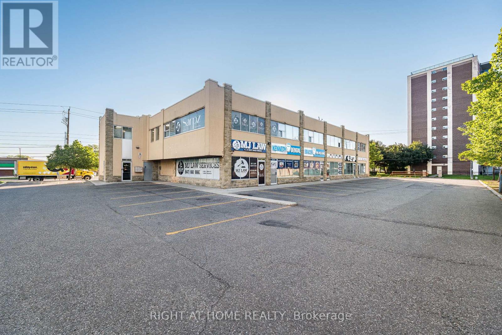 104 - 49 Hillcrest Avenue, Brampton, Ontario  L6W 4V4 - Photo 4 - W12447913