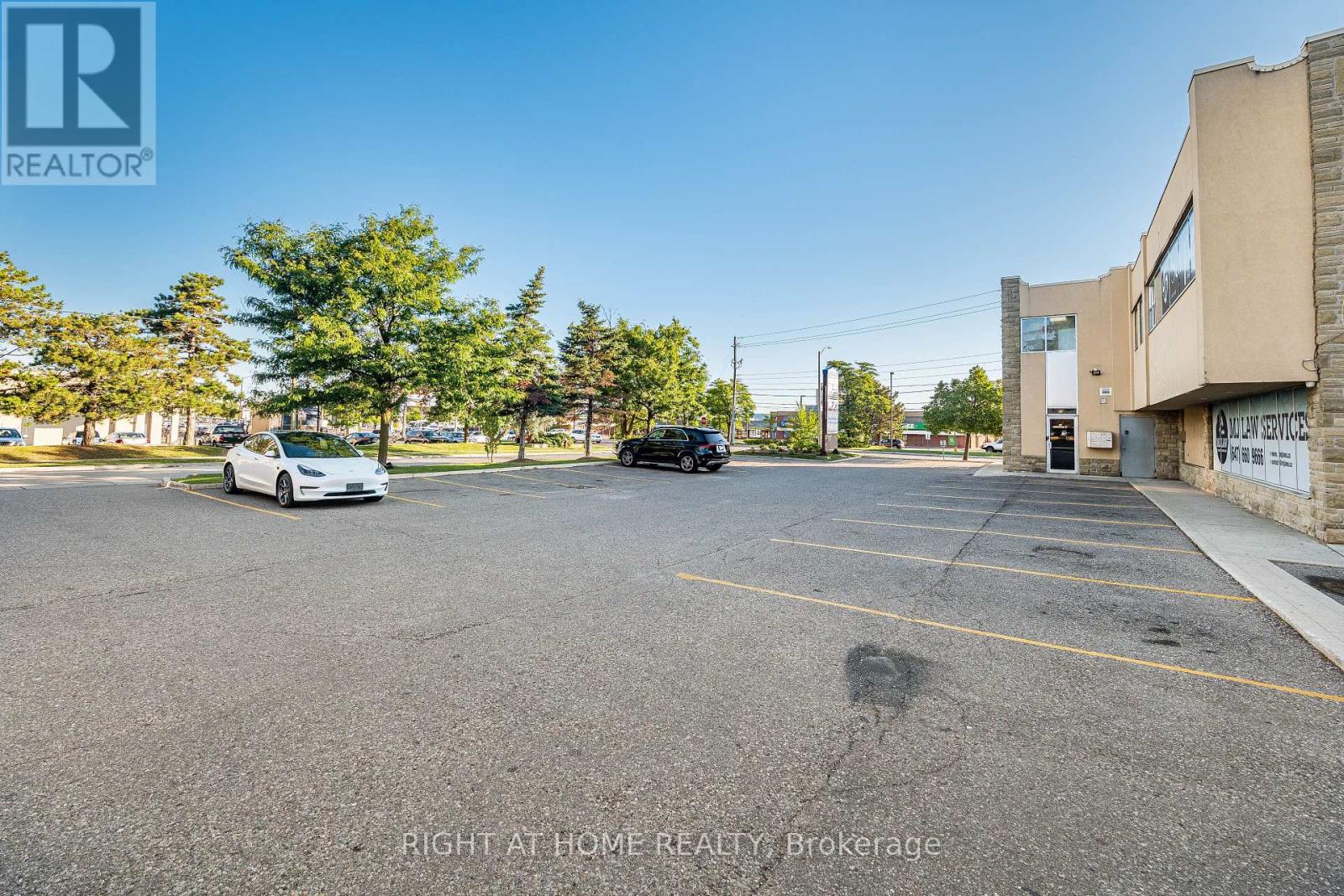 104 - 49 Hillcrest Avenue, Brampton, Ontario  L6W 4V4 - Photo 5 - W12447913