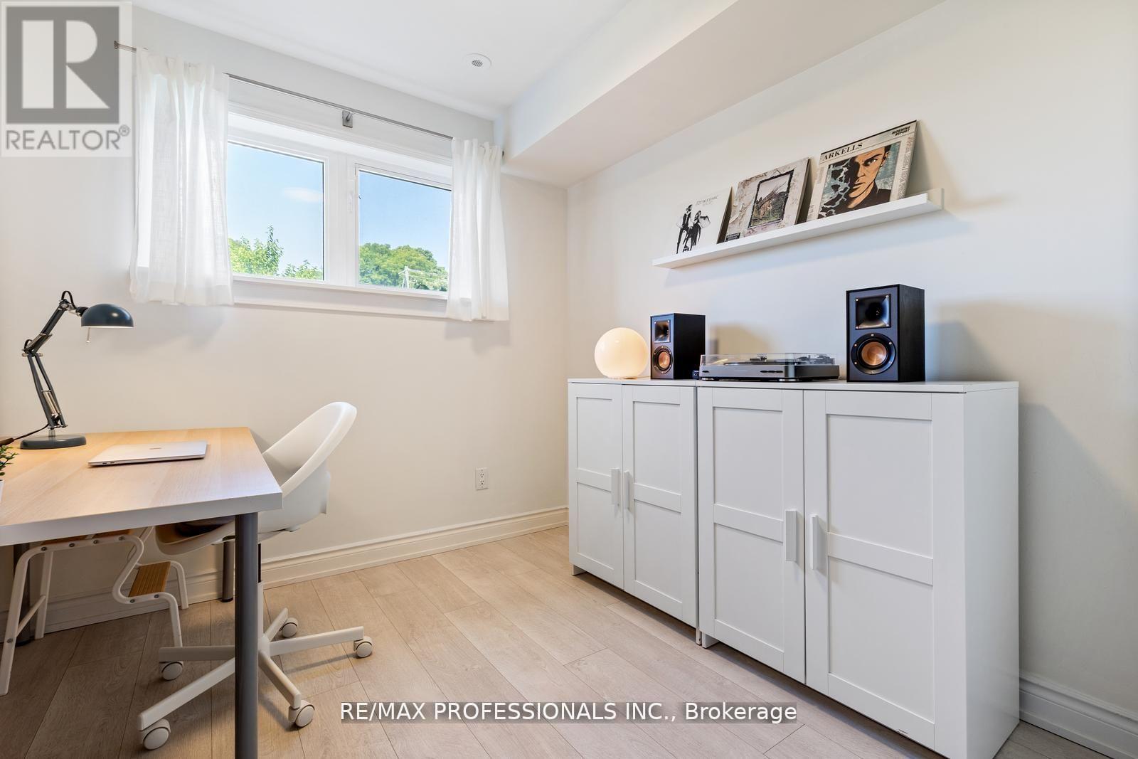 70 - 55 Turntable Crescent, Toronto, Ontario  M6H 4K8 - Photo 13 - W12447931