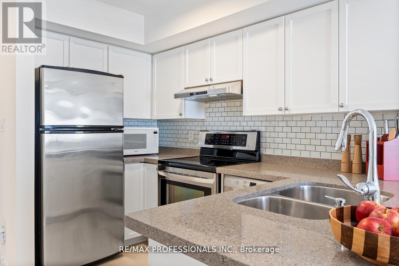 70 - 55 Turntable Crescent, Toronto, Ontario  M6H 4K8 - Photo 5 - W12447931