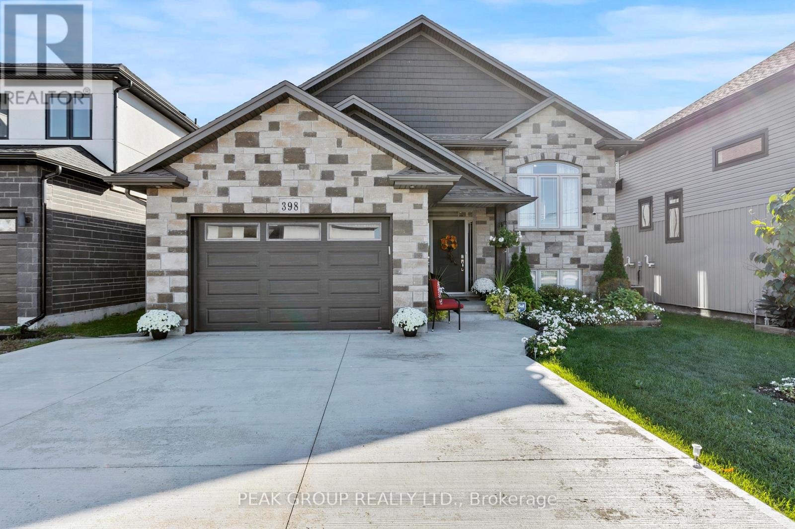 398 Aqueduct Street, Welland, Ontario  L3C 0H3 - Photo 2 - X12447983