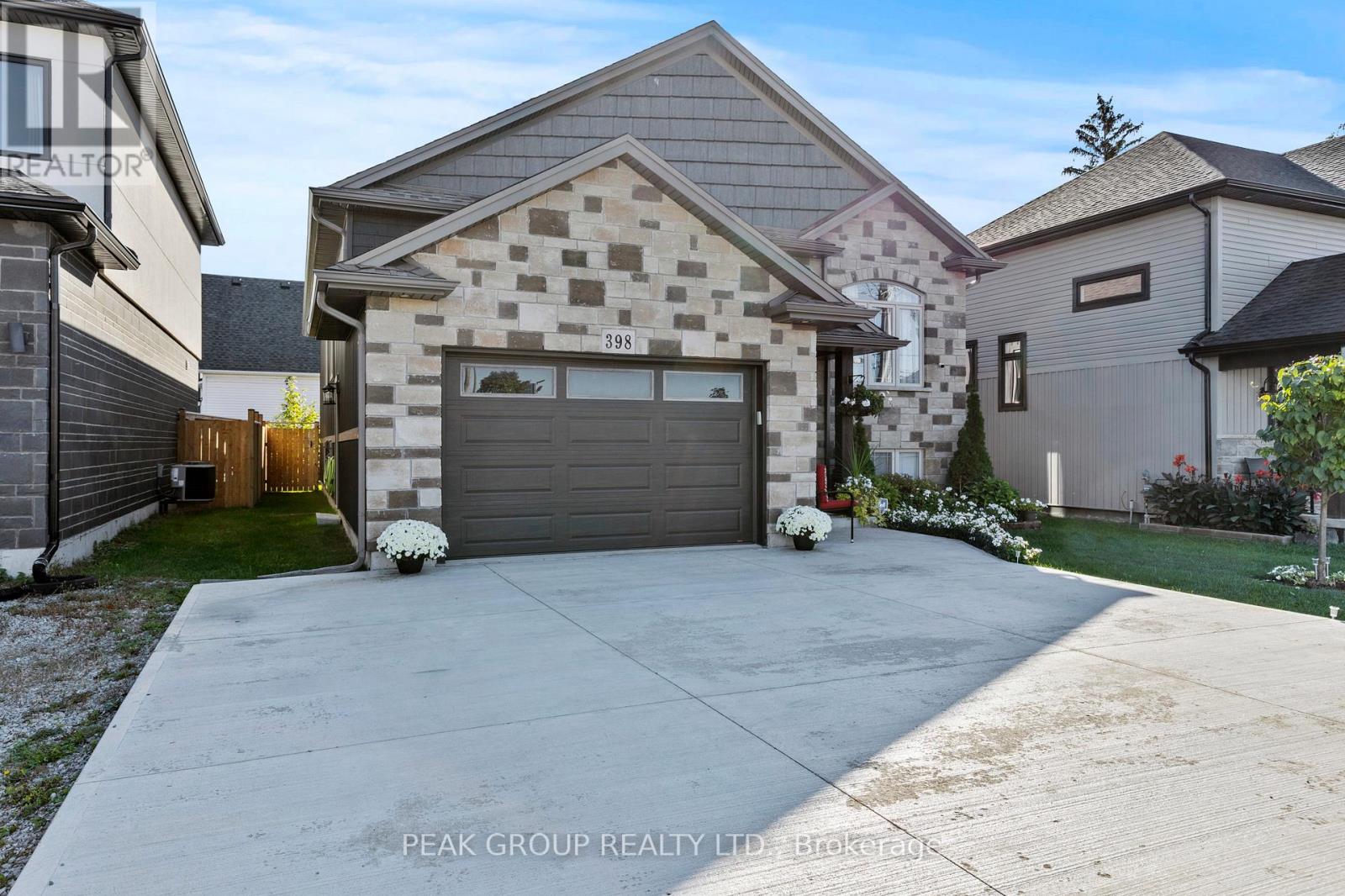 398 Aqueduct Street, Welland, Ontario  L3C 0H3 - Photo 3 - X12447983
